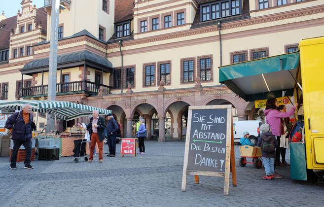 Leipzig, 07 04 2020, City of Leipzig, Tuesday morning , Measures against the spread of the corona virus The regional markets may take place again despite the closure of retail and public facilities , In the picture market day on the leipziger Marktpklatz in front of the old city hall ,