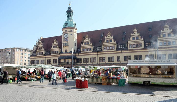 Leipzig, 07 04 2020, City of Leipzig, Tuesday morning , Measures against the spread of the corona virus The regional markets may take place again despite the closure of retail and public facilities , In the picture market day on the leipziger Marktpklatz in front of the old city hall ,
