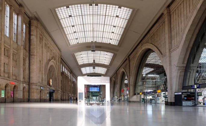 Leipzig, 07 04 2020, Hauptbahnhof, Tuesday morning , Measures against the spread of the corona virus In the picture cross platform deserted station after travel restrictions and closure of retail and public facilities ,