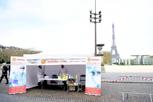 Le Laboratoire UNILAB propose un Test Drive au pied de la Tour Eiffel en face de l ecole Militaire - afin de depister les malades du COVID19 NEWS : COVID19 - Paris - 07 04 2020 JBAutissier Panoramic 