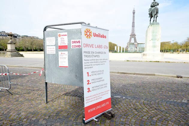 Le Laboratoire UNILAB propose un Test Drive au pied de la Tour Eiffel en face de l ecole Militaire - afin de depister les malades du COVID19 NEWS : COVID19 - Paris - 07 04 2020 JBAutissier Panoramic 