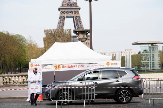 Le Laboratoire UNILAB propose un Test Drive au pied de la Tour Eiffel en face de l ecole Militaire - afin de depister les malades du COVID19 NEWS : COVID19 - Paris - 07 04 2020 JBAutissier Panoramic 