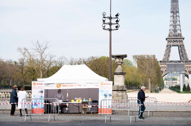 Le Laboratoire UNILAB propose un Test Drive au pied de la Tour Eiffel en face de l ecole Militaire - afin de depister les malades du COVID19 NEWS : COVID19 - Paris - 07 04 2020 JBAutissier Panoramic 