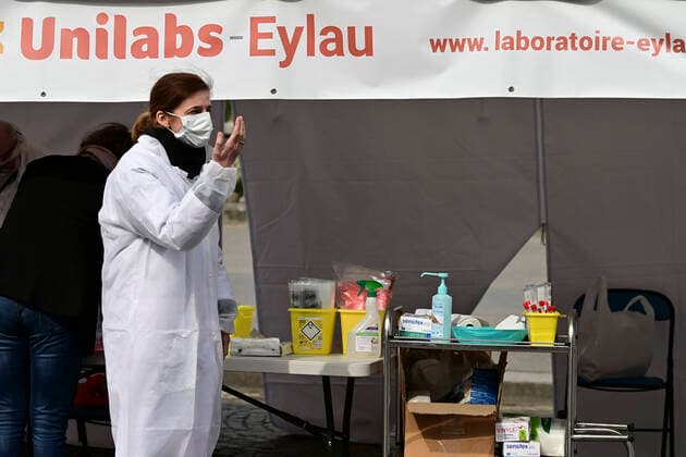 Le Laboratoire UNILAB propose un Test Drive au pied de la Tour Eiffel en face de l ecole Militaire - afin de depister les malades du COVID19 NEWS : COVID19 - Paris - 07 04 2020 JBAutissier Panoramic 