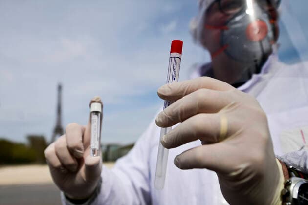 Le Laboratoire UNILAB propose un Test Drive au pied de la Tour Eiffel en face de l ecole Militaire - afin de depister les malades du COVID19 NEWS : COVID19 - Paris - 07 04 2020 JBAutissier Panoramic 
