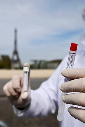 Le Laboratoire UNILAB propose un Test Drive au pied de la Tour Eiffel en face de l ecole Militaire - afin de depister les malades du COVID19 NEWS : COVID19 - Paris - 07 04 2020 JBAutissier Panoramic 