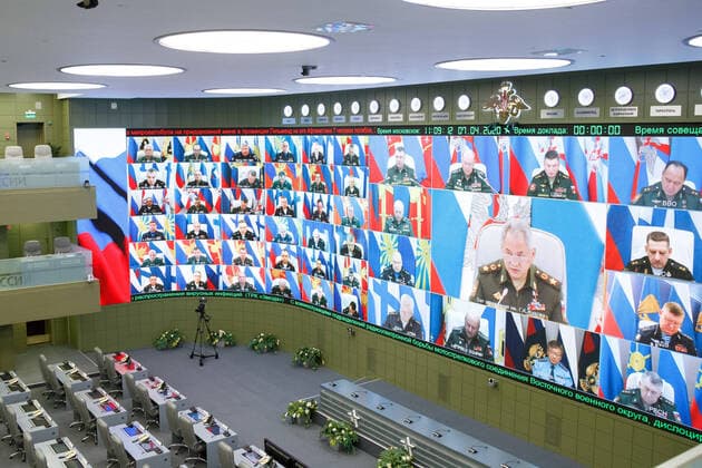 News Bilder des Tages MOSCOW, RUSSIA - APRIL 7, 2020: Attendees during a video conference meeting at the Russian National Defence Management Centre. Alexei Yereshko Russian Defence Ministry Press Office TASS  TS0D4B44