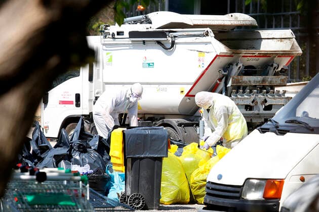 Coronavirus in Italien, Besetztes Gebäude Salem Palace in Rom wird zur Roten Zone erklärt Men in white protective suits cleaning the perimeter Rome April 7th 2020. First declared red zone in Rome. Due to the Coronavirus spread, two people are suspected to be positive to the Covid-19 virus at Selam Palace, the biggest occupied palace in Rome. Salem Palace was occupied in 2006, after the eviction of more than 800 migrants from the Hotel Africa. It s estimated that in the Selam palace live about 250 people from Horn of Africa peninsula (Etiopia, Eritrea, Somalia and Sudan). Photo Samantha Zucchi Insidefoto SamanthaxZucchi