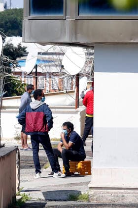 Coronavirus in Italien, Besetztes Gebäude Salem Palace in Rom wird zur Roten Zone erklärt Migrants wearing masks outside the palace Rome April 7th 2020. First declared red zone in Rome. Due to the Coronavirus spread, two people are suspected to be positive to the Covid-19 virus at Selam Palace, the biggest occupied palace in Rome. Salem Palace was occupied in 2006, after the eviction of more than 800 migrants from the Hotel Africa. It s estimated that in the Selam palace live about 250 people from Horn of Africa peninsula (Etiopia, Eritrea, Somalia and Sudan). Photo Samantha Zucchi Insidefoto SamanthaxZucchi