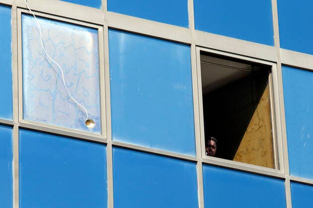 Coronavirus in Italien, Besetztes Gebäude Salem Palace in Rom wird zur Roten Zone erklärt A migrant at the window Rome April 7th 2020. First declared red zone in Rome. Due to the Coronavirus spread, two people are suspected to be positive to the Covid-19 virus at Selam Palace, the biggest occupied palace in Rome. Salem Palace was occupied in 2006, after the eviction of more than 800 migrants from the Hotel Africa. It s estimated that in the Selam palace live about 250 people from Horn of Africa peninsula (Etiopia, Eritrea, Somalia and Sudan). Photo Samantha Zucchi Insidefoto SamanthaxZucchi