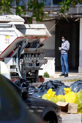 Coronavirus in Italien, Besetztes Gebäude Salem Palace in Rom wird zur Roten Zone erklärt Migrants wearing masks outside the palace Rome April 7th 2020. First declared red zone in Rome. Due to the Coronavirus spread, two people are suspected to be positive to the Covid-19 virus at Selam Palace, the biggest occupied palace in Rome. Salem Palace was occupied in 2006, after the eviction of more than 800 migrants from the Hotel Africa. It s estimated that in the Selam palace live about 250 people from Horn of Africa peninsula (Etiopia, Eritrea, Somalia and Sudan). Photo Samantha Zucchi Insidefoto SamanthaxZucchi