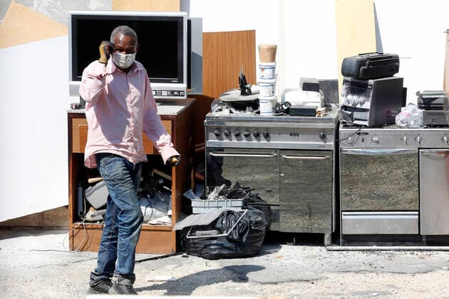 Coronavirus in Italien, Besetztes Gebäude Salem Palace in Rom wird zur Roten Zone erklärt Migrants wearing masks outside the palace Rome April 7th 2020. First declared red zone in Rome. Due to the Coronavirus spread, two people are suspected to be positive to the Covid-19 virus at Selam Palace, the biggest occupied palace in Rome. Salem Palace was occupied in 2006, after the eviction of more than 800 migrants from the Hotel Africa. It s estimated that in the Selam palace live about 250 people from Horn of Africa peninsula (Etiopia, Eritrea, Somalia and Sudan). Photo Samantha Zucchi Insidefoto SamanthaxZucchi