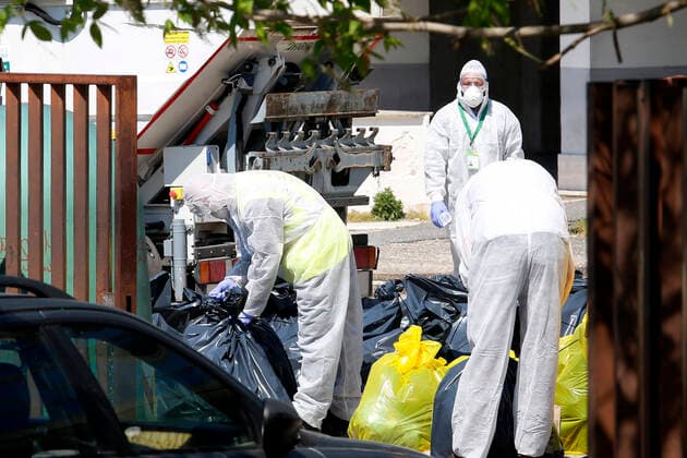 Coronavirus in Italien, Besetztes Gebäude Salem Palace in Rom wird zur Roten Zone erklärt Men in white protective suits cleaning the perimeter Rome April 7th 2020. First declared red zone in Rome. Due to the Coronavirus spread, two people are suspected to be positive to the Covid-19 virus at Selam Palace, the biggest occupied palace in Rome. Salem Palace was occupied in 2006, after the eviction of more than 800 migrants from the Hotel Africa. It s estimated that in the Selam palace live about 250 people from Horn of Africa peninsula (Etiopia, Eritrea, Somalia and Sudan). Photo Samantha Zucchi Insidefoto SamanthaxZucchi
