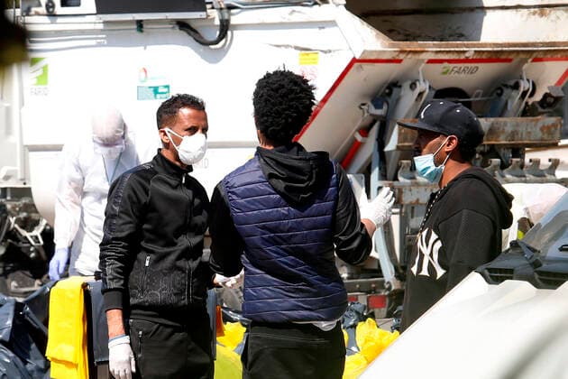 Coronavirus in Italien, Besetztes Gebäude Salem Palace in Rom wird zur Roten Zone erklärt Migrants wearing masks outside the palace Rome April 7th 2020. First declared red zone in Rome. Due to the Coronavirus spread, two people are suspected to be positive to the Covid-19 virus at Selam Palace, the biggest occupied palace in Rome. Salem Palace was occupied in 2006, after the eviction of more than 800 migrants from the Hotel Africa. It s estimated that in the Selam palace live about 250 people from Horn of Africa peninsula (Etiopia, Eritrea, Somalia and Sudan). Photo Samantha Zucchi Insidefoto SamanthaxZucchi