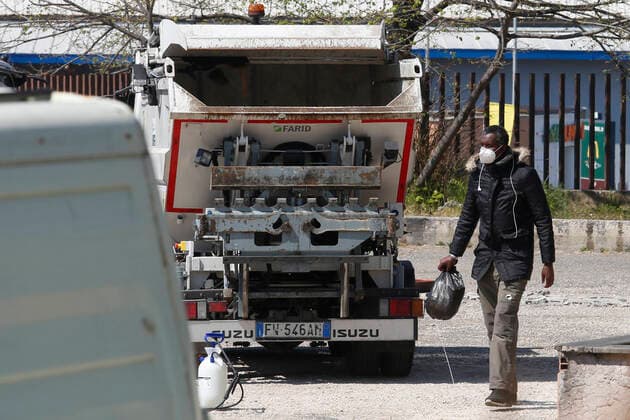 Coronavirus in Italien, Besetztes Gebäude Salem Palace in Rom wird zur Roten Zone erklärt Migrants wearing masks outside the palace Rome April 7th 2020. First declared red zone in Rome. Due to the Coronavirus spread, two people are suspected to be positive to the Covid-19 virus at Selam Palace, the biggest occupied palace in Rome. Salem Palace was occupied in 2006, after the eviction of more than 800 migrants from the Hotel Africa. It s estimated that in the Selam palace live about 250 people from Horn of Africa peninsula (Etiopia, Eritrea, Somalia and Sudan). Photo Samantha Zucchi Insidefoto SamanthaxZucchi