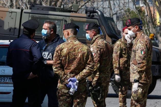 Coronavirus in Italien, Besetztes Gebäude Salem Palace in Rom wird zur Roten Zone erklärt The army patrolling the perimeter Rome April 7th 2020. First declared red zone in Rome. Due to the Coronavirus spread, two people are suspected to be positive to the Covid-19 virus at Selam Palace, the biggest occupied palace in Rome. Salem Palace was occupied in 2006, after the eviction of more than 800 migrants from the Hotel Africa. It s estimated that in the Selam palace live about 250 people from Horn of Africa peninsula (Etiopia, Eritrea, Somalia and Sudan). Photo Samantha Zucchi Insidefoto SamanthaxZucchi