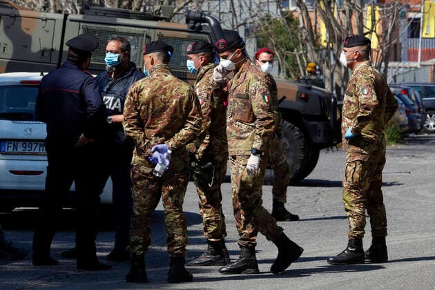 Coronavirus in Italien, Besetztes Gebäude Salem Palace in Rom wird zur Roten Zone erklärt The army patrolling the perimeter Rome April 7th 2020. First declared red zone in Rome. Due to the Coronavirus spread, two people are suspected to be positive to the Covid-19 virus at Selam Palace, the biggest occupied palace in Rome. Salem Palace was occupied in 2006, after the eviction of more than 800 migrants from the Hotel Africa. It s estimated that in the Selam palace live about 250 people from Horn of Africa peninsula (Etiopia, Eritrea, Somalia and Sudan). Photo Samantha Zucchi Insidefoto SamanthaxZucchi