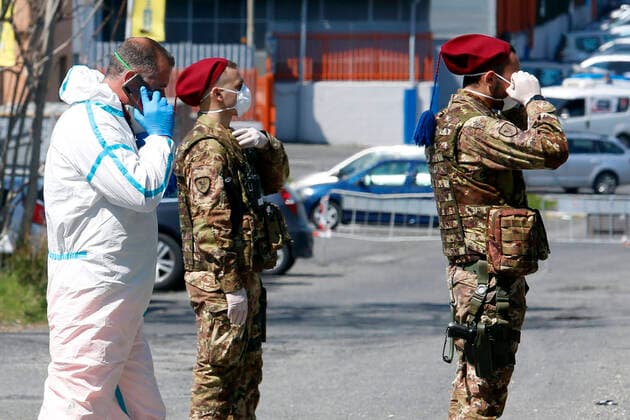 Coronavirus in Italien, Besetztes Gebäude Salem Palace in Rom wird zur Roten Zone erklärt The army patrolling the perimeter Rome April 7th 2020. First declared red zone in Rome. Due to the Coronavirus spread, two people are suspected to be positive to the Covid-19 virus at Selam Palace, the biggest occupied palace in Rome. Salem Palace was occupied in 2006, after the eviction of more than 800 migrants from the Hotel Africa. It s estimated that in the Selam palace live about 250 people from Horn of Africa peninsula (Etiopia, Eritrea, Somalia and Sudan). Photo Samantha Zucchi Insidefoto SamanthaxZucchi