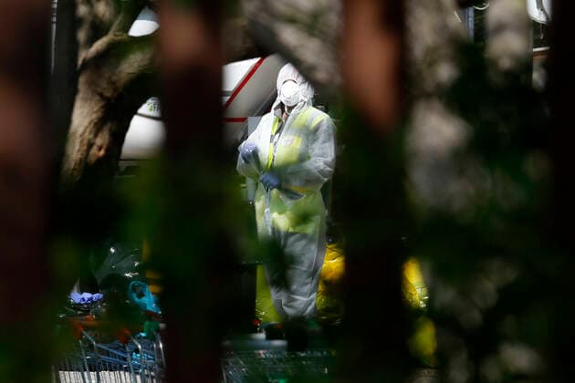 Coronavirus in Italien, Besetztes Gebäude Salem Palace in Rom wird zur Roten Zone erklärt Men in white protective suits cleaning the perimeter Rome April 7th 2020. First declared red zone in Rome. Due to the Coronavirus spread, two people are suspected to be positive to the Covid-19 virus at Selam Palace, the biggest occupied palace in Rome. Salem Palace was occupied in 2006, after the eviction of more than 800 migrants from the Hotel Africa. It s estimated that in the Selam palace live about 250 people from Horn of Africa peninsula (Etiopia, Eritrea, Somalia and Sudan). Photo Samantha Zucchi Insidefoto SamanthaxZucchi