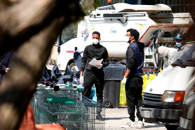 Coronavirus in Italien, Besetztes Gebäude Salem Palace in Rom wird zur Roten Zone erklärt Migrants wearing masks outside the palace Rome April 7th 2020. First declared red zone in Rome. Due to the Coronavirus spread, two people are suspected to be positive to the Covid-19 virus at Selam Palace, the biggest occupied palace in Rome. Salem Palace was occupied in 2006, after the eviction of more than 800 migrants from the Hotel Africa. It s estimated that in the Selam palace live about 250 people from Horn of Africa peninsula (Etiopia, Eritrea, Somalia and Sudan). Photo Samantha Zucchi Insidefoto SamanthaxZucchi