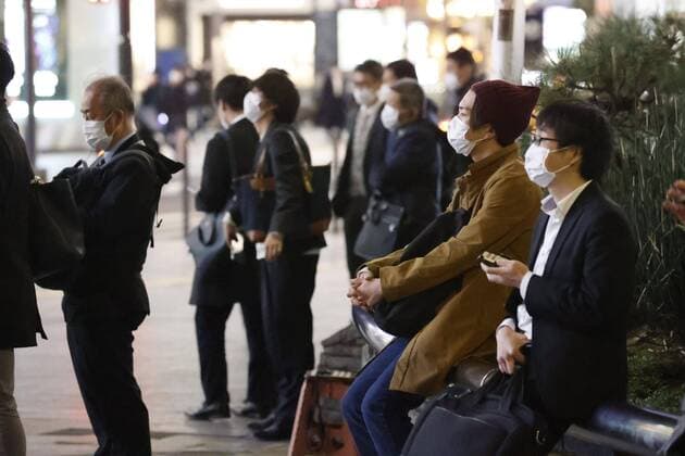 New coronavirus People watch a large screen in Tokyo s Shinjuku area on April 7, 2020, in which Japanese Prime Minister Shinzo Abe spoke at a press conference after declaring a state of emergency in the capital and other big cities in response to a surge in coronavirus infections. 