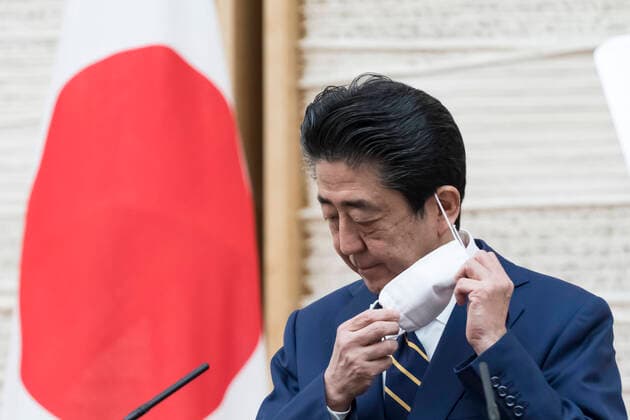 April 7, 2020, Tokyo, Japan: TOKYO, JAPAN - APRIL 07: Japan s Prime Minister Shinzo Abe removes his face mask during a press conference at the prime minister s official residence on April 07, 2020 in Tokyo, Japan. Tokyo Japan - ZUMAz114 20200407_zih_z114_001 Copyright: xPOOLx