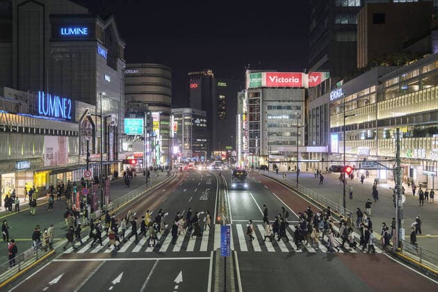 New coronavirus People walk in Tokyo s Shinjuku area on April 7, 2020. Earlier in the day, Japanese Prime Minister Shinzo Abe declared a state of emergency for Tokyo, Osaka and five other prefectures to curb the spread of the new coronavirus. 