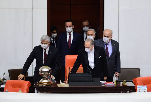 News Bilder des Tages Turkish parliament members wear protective masks in Ankara, Turkey, on 7 April 2020. Turkey has confirmed 649 death and 30,17 positive cases of the coronavirus infection in the country. ( Copyright: DepoxPhotos 16714709