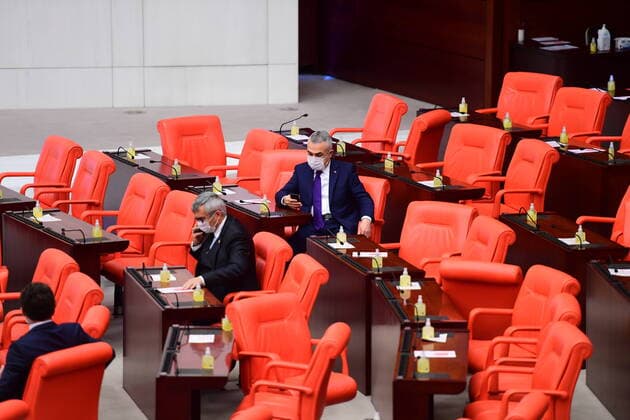 Turkish parliament members wear protective masks in Ankara, Turkey, on 7 April 2020. Turkey has confirmed 649 death and 30,17 positive cases of the coronavirus infection in the country. ( Copyright: DepoxPhotos 16714724