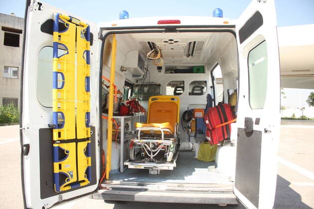 Coronavirus in Tunesien, Pflegekräfte üben den Ernstfall in Tunis SAMU Tunisia (Urgent Medical Aid Service), before heading out to treat a COVID-19 patient in the capital Tunis on April 6, 2020 NEWS : Crise sanitaire mondiale et la pandemie du Coronavirus Covid19 en Tunisie - Tunis - 07 04 2020 WassimJdidi Panoramic 