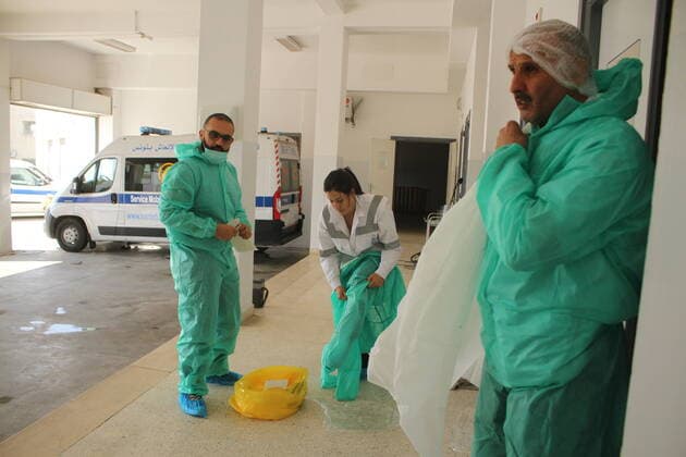 Coronavirus in Tunesien, Pflegekräfte üben den Ernstfall in Tunis SAMU Tunisia (Urgent Medical Aid Service), before heading out to treat a COVID-19 patient in the capital Tunis on April 6, 2020 NEWS : Crise sanitaire mondiale et la pandemie du Coronavirus Covid19 en Tunisie - Tunis - 07 04 2020 WassimJdidi Panoramic 