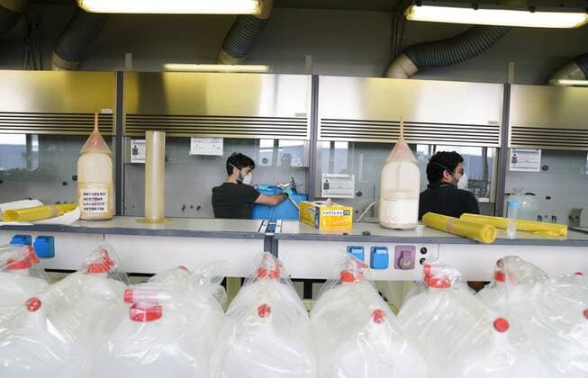 Milan, Coronavirus, Department of Chemistry, Material and Engineering Giulio Natta Polytechnic University of Milan where Professor Maria Pia Pedeferri and PhD students prepare 3300 liters of Hygienizing Gel to be given to the Civil Protection of all Lombardy (Duilio Piaggesi Fotogramma, Milan - 2020-04-07) p.s. la foto e utilizzabile nel rispetto del contesto in cui e stata scattata, e senza intento diffamatorio del decoro delle persone rappresentate  Copyright: xDuilioxPiaggesix xFOTOGRAMMAx