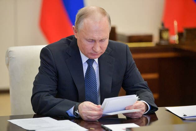 MOSCOW REGION, RUSSIA - APRIL 7, 2020: Russia s President Vladimir Putin during a video conference meeting at the Novo-Ogaryovo residence with experts on the current coronavirus situation and the measures implemented to contain the spread of the COVID-19 infection. Alexei Druzhinin Russian Presidential Press and Information Office TASS  TS0D4BE6