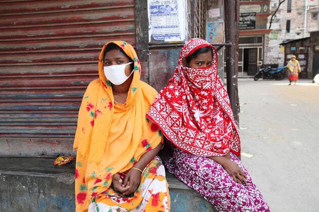 April 7, 2020: Two women are sitting on a floor of a closed shop for relief; one woman did run hawker business and another did home-servant works-now these day they have no works, so relief is the main source of surviving in Dhaka, Bangladesh, during the nationwide lockdown of emergency in an attempt to stop the widespread of the coronavirus Covid-19 disease. - ZUMAa186 20200407_zip_a186_008 Copyright: xPhotographer:xShafayetxHossainxAx