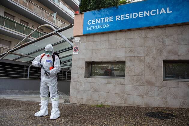 April 7, 2020, Girona, Spain: A civil protection agent dressed in a protective suit sprays disinfectants at the Centre Residencial Gerunda..During the Covid-19 crisis, the civil protection agents of Gerona carry out disinfection tasks in residential areas. Girona Spain - ZUMAs197 20200407_zaa_s197_022 Copyright: xDavidxApariciox