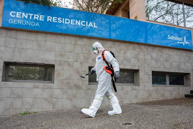 April 7, 2020, Girona, Spain: A civil protection agent dressed in a protective suit sprays disinfectants at the Centre Residencial Gerunda..During the Covid-19 crisis, the civil protection agents of Gerona carry out disinfection tasks in residential areas. Girona Spain - ZUMAs197 20200407_zaa_s197_033 Copyright: xDavidxApariciox