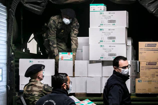Chambery, France April 7, 2020 - Soldiers from mountain infantry participate in Operation Resilience , they collect surgical masks to deliver them to various medico-social structures in the Savoie department MILITAIRES, CHASSEURS ALPINS, MASQUES CHIRURGICAUX, SANTE, COVID19, CORONAVIRUS, DISTRIBUTION, ARMEE, 13EME BCA, PANDEMIE, VIRUS, EPIDEMIE, SAVOIE, SOLDATS, OPERATION RESILIENCE, HYGIENE, LUTTE CONTRE LA PROPAGATION DU COVID, CARTONS, CHARGEMENT  Copyright: xVincentxIsorex