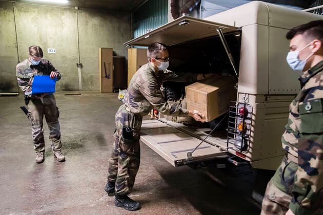Chambery, France April 7, 2020 - Soldiers from mountain infantry participate in Operation Resilience , they collect surgical masks to deliver them to various medico-social structures in the Savoie department MILITAIRES, CHASSEURS ALPINS, MASQUES CHIRURGICAUX, SANTE, COVID19, CORONAVIRUS, DISTRIBUTION, ARMEE, 13EME BCA, PANDEMIE, VIRUS, EPIDEMIE, SAVOIE, SOLDATS, OPERATION RESILIENCE, HYGIENE, LUTTE CONTRE LA PROPAGATION DU COVID, CARTONS, CHARGEMENT  Copyright: xVincentxIsorex