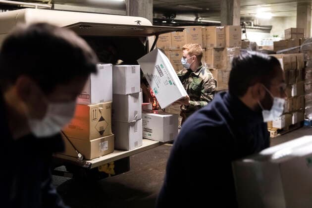 Chambery, France April 7, 2020 - Soldiers from mountain infantry participate in Operation Resilience , they collect surgical masks to deliver them to various medico-social structures in the Savoie department MILITAIRES, CHASSEURS ALPINS, MASQUES CHIRURGICAUX, SANTE, COVID19, CORONAVIRUS, DISTRIBUTION, ARMEE, 13EME BCA, PANDEMIE, VIRUS, EPIDEMIE, SAVOIE, SOLDATS, OPERATION RESILIENCE, HYGIENE, LUTTE CONTRE LA PROPAGATION DU COVID, CARTONS, CHARGEMENT  Copyright: xVincentxIsorex