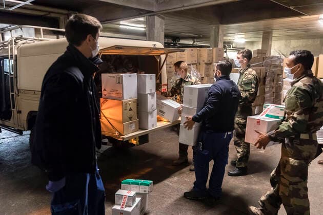Chambery, France April 7, 2020 - Soldiers from mountain infantry participate in Operation Resilience , they collect surgical masks to deliver them to various medico-social structures in the Savoie department MILITAIRES, CHASSEURS ALPINS, MASQUES CHIRURGICAUX, SANTE, COVID19, CORONAVIRUS, DISTRIBUTION, ARMEE, 13EME BCA, PANDEMIE, VIRUS, EPIDEMIE, SAVOIE, SOLDATS, OPERATION RESILIENCE, HYGIENE, LUTTE CONTRE LA PROPAGATION DU COVID,  Copyright: xVincentxIsorex