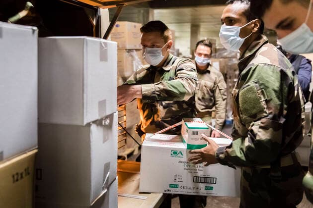Chambery, France April 7, 2020 - Soldiers from mountain infantry participate in Operation Resilience , they collect surgical masks to deliver them to various medico-social structures in the Savoie department MILITAIRES, CHASSEURS ALPINS, MASQUES CHIRURGICAUX, SANTE, COVID19, CORONAVIRUS, DISTRIBUTION, ARMEE, 13EME BCA, PANDEMIE, VIRUS, EPIDEMIE, SAVOIE, SOLDATS, OPERATION RESILIENCE, HYGIENE, LUTTE CONTRE LA PROPAGATION DU COVID, CARTONS, CHARGEMENT  Copyright: xVincentxIsorex