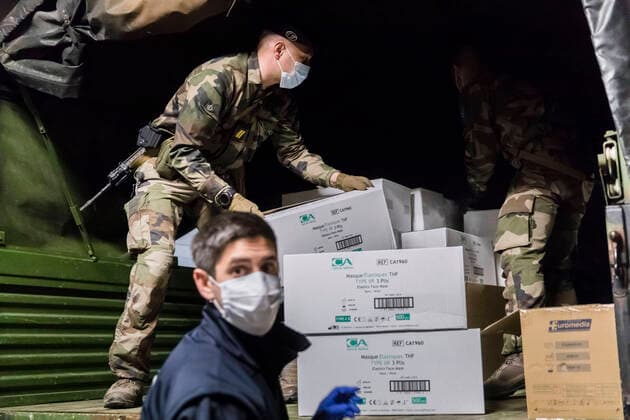 Chambery, France April 7, 2020 - Soldiers from mountain infantry participate in Operation Resilience , they collect surgical masks to deliver them to various medico-social structures in the Savoie department MILITAIRES, CHASSEURS ALPINS, MASQUES CHIRURGICAUX, SANTE, COVID19, CORONAVIRUS, DISTRIBUTION, ARMEE, 13EME BCA, PANDEMIE, VIRUS, EPIDEMIE, SAVOIE, SOLDATS, OPERATION RESILIENCE, HYGIENE, LUTTE CONTRE LA PROPAGATION DU COVID, CARTONS, CHARGEMENT  Copyright: xVincentxIsorex