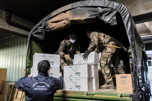Chambery, France April 7, 2020 - Soldiers from mountain infantry participate in Operation Resilience , they collect surgical masks to deliver them to various medico-social structures in the Savoie department MILITAIRES, CHASSEURS ALPINS, MASQUES CHIRURGICAUX, SANTE, COVID19, CORONAVIRUS, DISTRIBUTION, ARMEE, 13EME BCA, PANDEMIE, VIRUS, EPIDEMIE, SAVOIE, SOLDATS, OPERATION RESILIENCE, HYGIENE, LUTTE CONTRE LA PROPAGATION DU COVID, CARTONS, CHARGEMENT  Copyright: xVincentxIsorex