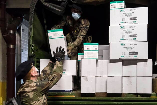 Chambery, France April 7, 2020 - Soldiers from mountain infantry participate in Operation Resilience , they collect surgical masks to deliver them to various medico-social structures in the Savoie department MILITAIRES, CHASSEURS ALPINS, MASQUES CHIRURGICAUX, SANTE, COVID19, CORONAVIRUS, DISTRIBUTION, ARMEE, 13EME BCA, PANDEMIE, VIRUS, EPIDEMIE, SAVOIE, SOLDATS, OPERATION RESILIENCE, HYGIENE, LUTTE CONTRE LA PROPAGATION DU COVID, CARTONS, CHARGEMENT  Copyright: xVincentxIsorex