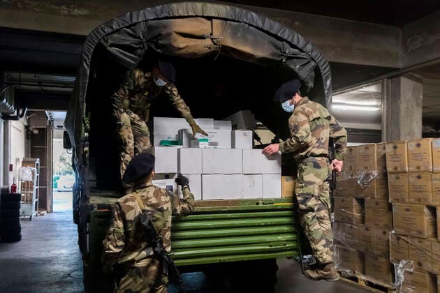 Chambery, France April 7, 2020 - Soldiers from mountain infantry participate in Operation Resilience , they collect surgical masks to deliver them to various medico-social structures in the Savoie department MILITAIRES, CHASSEURS ALPINS, MASQUES CHIRURGICAUX, SANTE, COVID19, CORONAVIRUS, DISTRIBUTION, ARMEE, 13EME BCA, PANDEMIE, VIRUS, EPIDEMIE, SAVOIE, SOLDATS, OPERATION RESILIENCE, HYGIENE, LUTTE CONTRE LA PROPAGATION DU COVID, CARTONS, CHARGEMENT  Copyright: xVincentxIsorex
