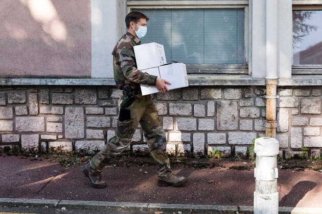 News Bilder des Tages Chambery, France April 7, 2020 - Soldiers from mountain infantry participate in Operation Resilience , they collect surgical masks to deliver them to various medico-social structures in the Savoie department MILITAIRES, CHASSEURS ALPINS, MASQUES CHIRURGICAUX, SANTE, COVID19, CORONAVIRUS, DISTRIBUTION, ARMEE, 13EME BCA, PANDEMIE, VIRUS, EPIDEMIE, SAVOIE, SOLDATS, OPERATION RESILIENCE, HYGIENE, LUTTE CONTRE LA PROPAGATION DU COVID,  Copyright: xVincentxIsorex