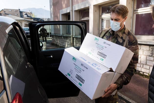 Chambery, France April 7, 2020 - Soldiers from mountain infantry participate in Operation Resilience , they collect surgical masks to deliver them to various medico-social structures in the Savoie department MILITAIRES, CHASSEURS ALPINS, MASQUES CHIRURGICAUX, SANTE, COVID19, CORONAVIRUS, DISTRIBUTION, ARMEE, 13EME BCA, PANDEMIE, VIRUS, EPIDEMIE, SAVOIE, SOLDATS, OPERATION RESILIENCE, HYGIENE, LUTTE CONTRE LA PROPAGATION DU COVID,  Copyright: xVincentxIsorex