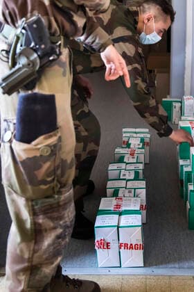 Chambery, France April 7, 2020 - Soldiers from mountain infantry participate in Operation Resilience , they collect surgical masks to deliver them to various medico-social structures in the Savoie department MILITAIRES, CHASSEURS ALPINS, MASQUES CHIRURGICAUX, SANTE, COVID19, CORONAVIRUS, DISTRIBUTION, ARMEE, 13EME BCA, PANDEMIE, VIRUS, EPIDEMIE, SAVOIE, SOLDATS, OPERATION RESILIENCE, HYGIENE, LUTTE CONTRE LA PROPAGATION DU COVID,  Copyright: xVincentxIsorex