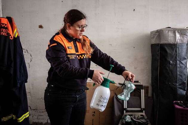 April 7, 2020, Girona, Spain: A civil protection agent disinfects safety goggles..During the Covid-19 crisis, the civil protection agents of Gerona carry out disinfection tasks in the residences for the elderly. Girona Spain - ZUMAs197 20200407_zaa_s197_053 Copyright: xMartixNavarrox