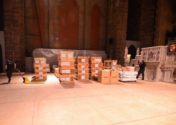 April 7, 2020, New York Manhatan, USA: The Manhattan church, the largest Gothic cathedral in the world, will be able to care for at least 200 patients during the coronavirus outbreak.Volunteers delivered material to build the hospital inside the cathedral. 04 07 20. New YorkManhattan New York Manhatan USA - ZUMAs252 20200407_znp_s252_007 Copyright: xMarcusxSantosx